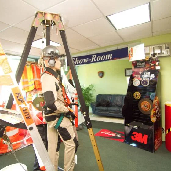 Showroom de DEINSA con equipos y productos de seguridad industrial